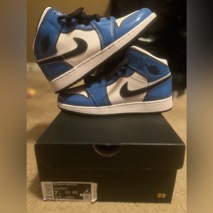 Air Jordan 1 Mid SE (GS) ‘Signal Blue’